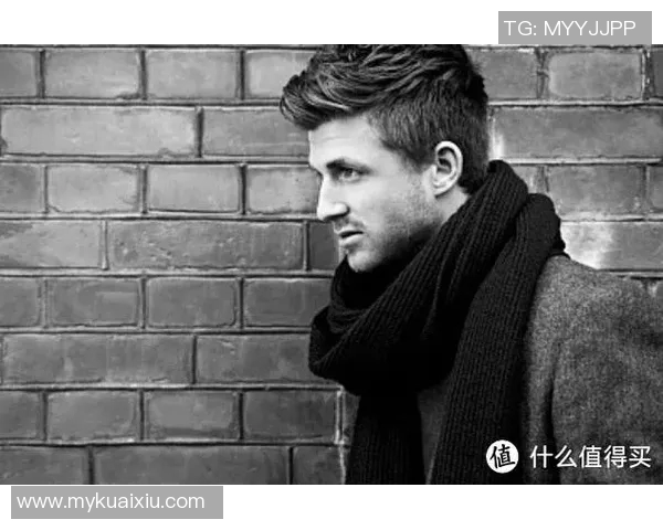 足球球星身着灰色西装展现优雅气质与非凡绅士风度